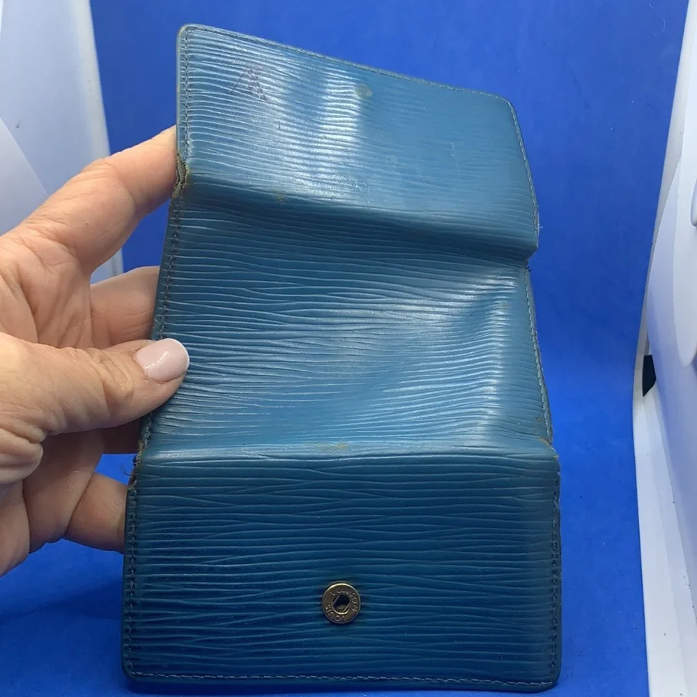 Louis‎ Vuitton Epi leather blue keychain Blue 6 key holder with snap closure